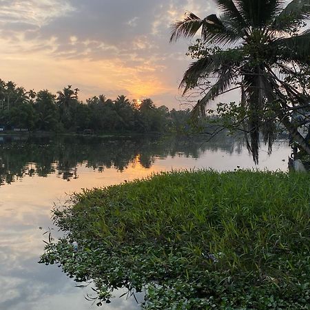 Sunsets And Palm Trees Bed and Breakfast Alappuzha Eksteriør billede