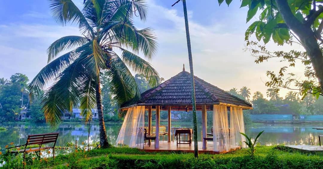 Sunsets And Palm Trees Bed and Breakfast Alappuzha Eksteriør billede